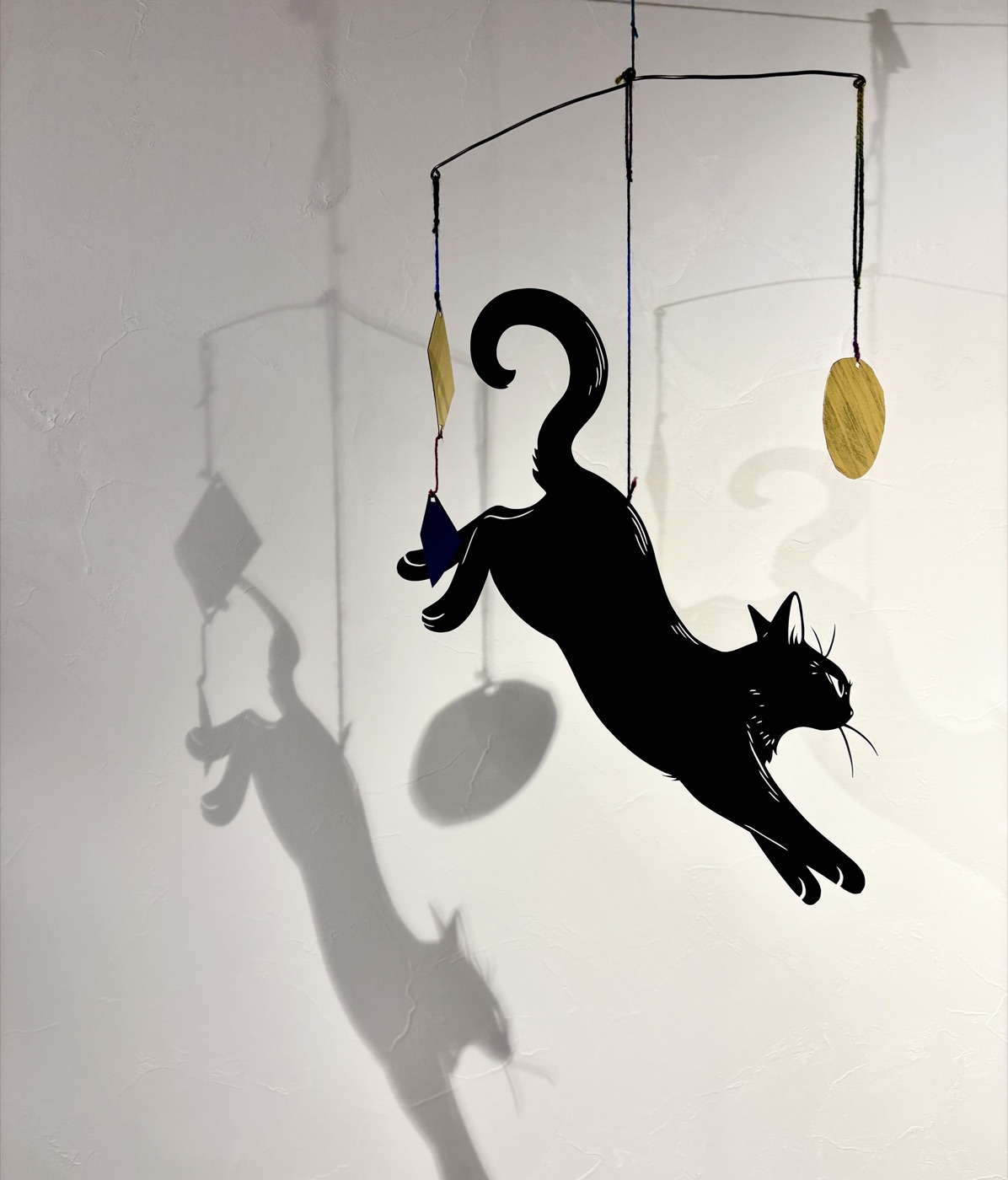 黒猫のモビール（切り絵作品）
